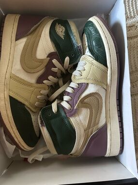 Jordan WMNS Air Jordan 1 Mid in Sail, Black & Desert